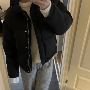 Vinterjacka  - Jag säljer min vinterjacka från förra året då den inte kommer till användning längre💕 Den är i fint skick och har krage men ingen luva