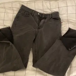 Ett par svarta jeans i storlek M (om ni ska köpa swisha ist för att trycka på köp nu tack💕)