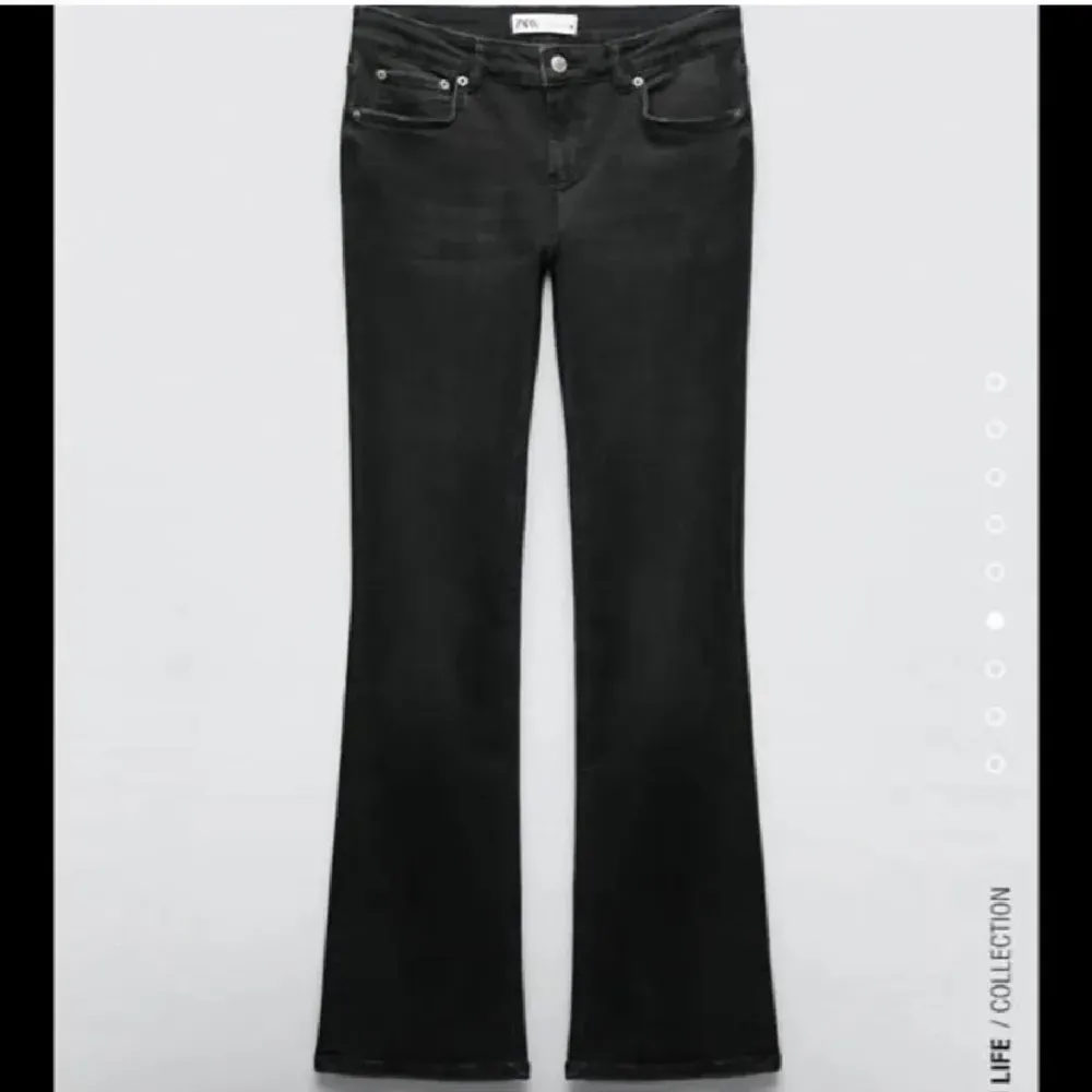 INTRESSEKOLL!  på mina low waist jeans från Zara i stl 32, börjar bli för små och nästan aldrig använt dom💓kom med prisförslag . Jeans & Byxor.