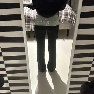 Pink yoga byxor💕 - Säljs då dom e för långa på mig som e 155cm!❤️ innerbensmåtten är ca 80cm och midjemåtten är ca 36cm rakt över🫶