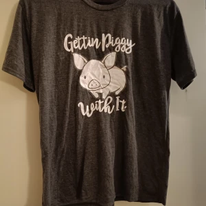 Mörkgrå t-shirt med tryck  - Mörkgrå t-shirt med tryck, "Getting piggy with it" knappt använd 