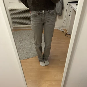 Gina low straight jeans  - Gina Tricot low straight jeans i storlek 32. Jättefint skick. Köpare står för frakten🥰