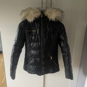 Rock and blue jacka - Säljer nu min fina rock and blue jacka som är använd fåtal gånger. Jackan är i ny skick. Nypris ca 3000, mitt pris 1300💕hör av er vid frågor💕