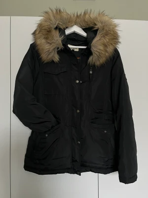 Roco Baroco vinterjacka - Jackan är i fint begagnat skick utan några märkbara skavanker. Storleken är mer som en 36-38 än 40.