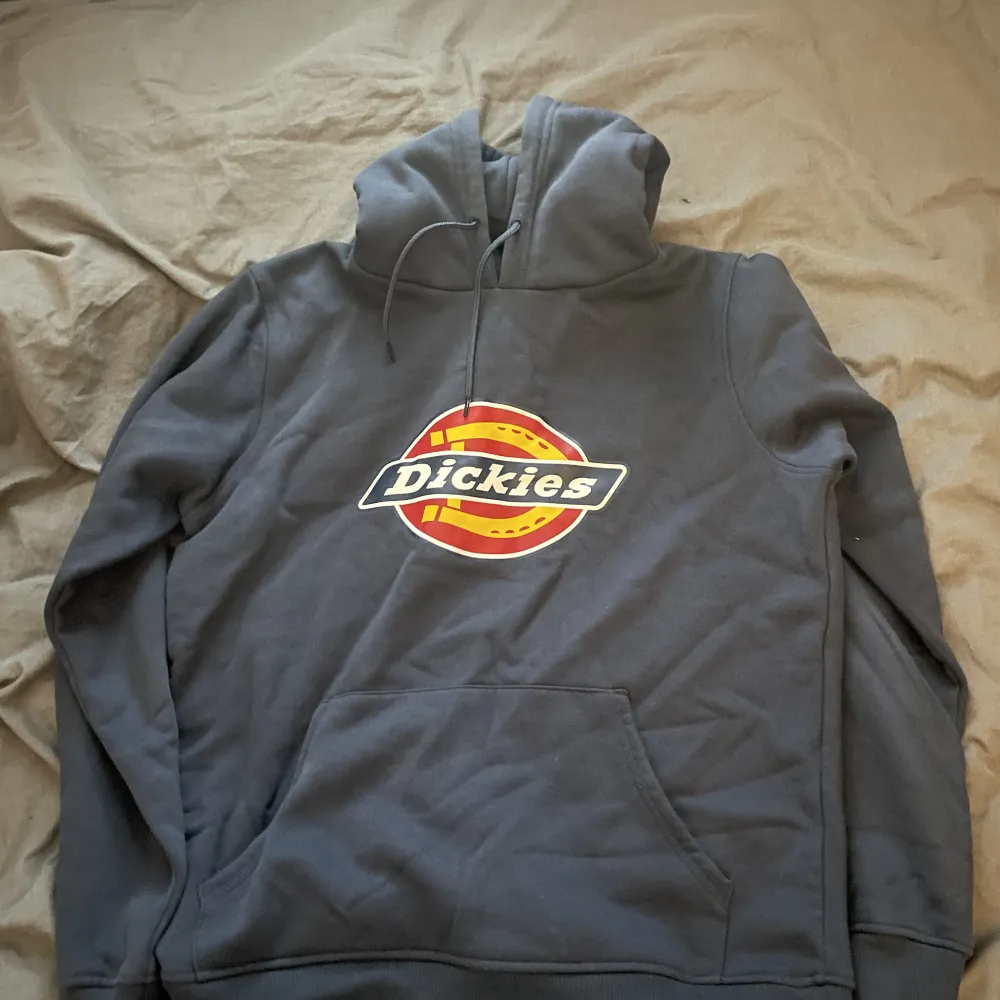 Dickies hoodie i 10/10 skick Storlek m  färg: Mörkblå. Hoodies.