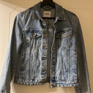 Kort jeansjacka - Kort jeansjacka i strl 34, knappt använd.