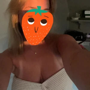 Topp - Fin topp köpt för ca 2 år sedan. Storlek L men passar vem som helst med lite större byst