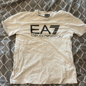 Ea7 t-shirt - Hej säljer denna fina tröjan eftersom jag har växt ur den och inte använder den längre. 