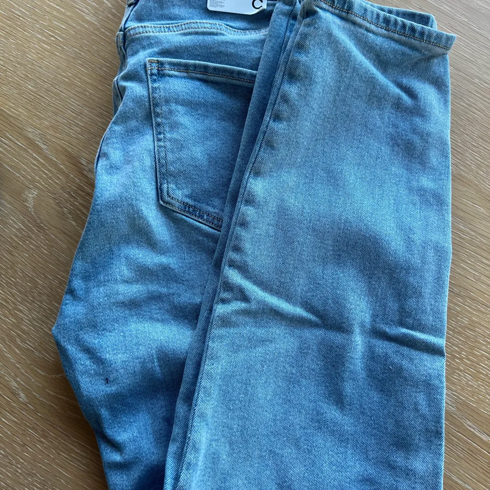 Helt oanvända jeans från Cubus i stolen L. Köpte tyvärr för stor storlek och hann aldrig lämna tillbaka. Super snygga och super sköna med stretch.  Ord pris: 499/st   Mitt pris: 300kr/st eller båda för 500kr . Jeans & Byxor.