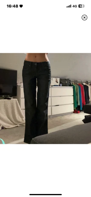 lågmidjade jeans - jättesnygga lågmidjade calvin klein jeans med detaljer på fickorna❤️‍🔥strl 25 men skulle säga att den passar 26 eller 27 bättre, mycket bra skick⚡️