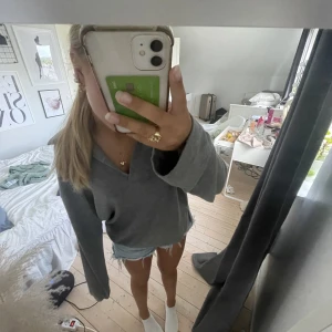 Grå stickad tröja - Säljer min super sköna finstickad tröja med v-ringning och krage. Den är jätte skön och super gullig💖💖