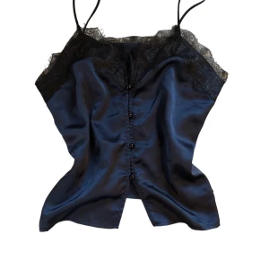 Linne - Snyggt linne med spetskanter! Tunt material som är perfekt för sommaren. Inget märke finns. Storlek: S