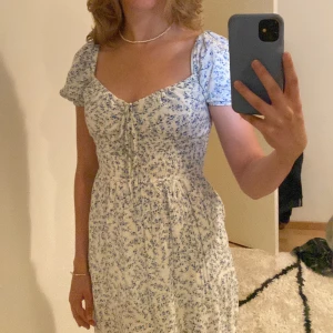 🪻Sommarklänning🪻 - Fin klänning i nyskick från BikBok. Använde den på förra årets skolavslutning och på midsommar. Tyvärr för liten för att använda detta år. Skriv privat om du har frågor💓🌷