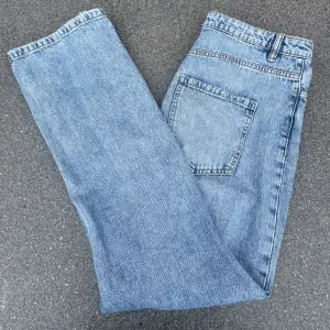 Ett par vanliga ljusblåa jeans, de är midwaist och vida i modellen, men de är raka hela vägen ned! Supersnygga simpla byxor som går att matcha med allt, men de är dessvärre för små för mig!