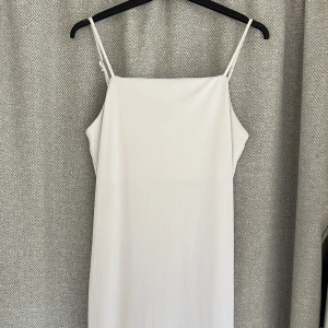 Klänning  - En fin lång sommarklänning med slits ner till, använt några få gånger men då den är lite stor i midjan på mig.