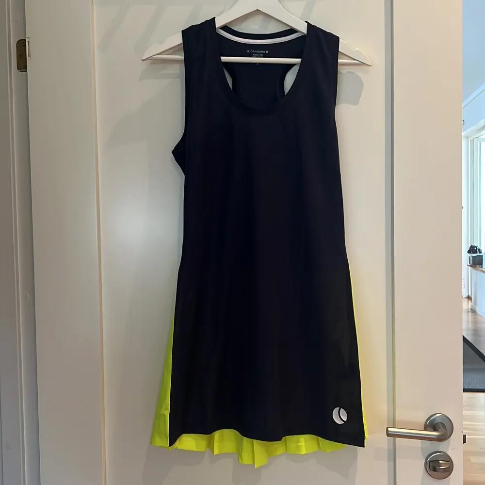 Säljer denna fina Björn Borg klänningen! Den är helt ny med prislappen kvar. Inga underbyxor i. Perfekt att ha när man spelar tennis eller padel! . Klänningar.