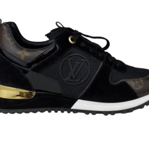 Louis Vuitton Trainer run away leather black.  - Storlek 38. Fräscha och i god skick.  Endast använda vid enstaka tillfällen. Kvitto och lv låda tillkommer. 