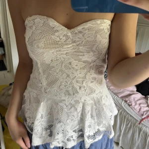 Spets tubtop - Supergullig spets tubtop med flare längst ner💘 lite för stor på mig så skulel säga strl M eller kanske S med lite större byst