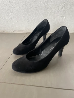 Svarta, bekväma Pumps  - Mycket bekväma svarta pumps från Gabor. Klackhöjden är 8cm, storlek 40,5 (7). Normala i storleken. 
