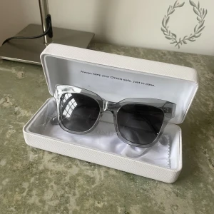 CHIMI 07 GREY - Säljer mina chimi 07 grey eftersom de inte kommer till användning. Endast använda ca 3 gånger och därför i bra skick. Box och oöppnad putsduk medföljer!