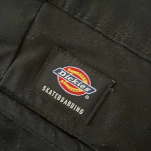 Dickies - Svarta dickies chinos. Bra skick. 9/10 knappt använda. Köpta på junkyard för 700 kr. Sköna skate byxor. Det är lite bagy men passar mig som är 170 