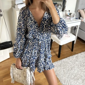 Blå zara klänning - Köpt för ca 1 månad sen. Är helt slutsåld. Prislapp finns kvar. Väldigt populär!