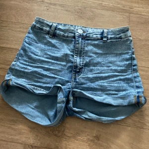 Fina shorts - Jeans shorts fint skick dom en också väldigt stretchiga köparen står för frakten 💗