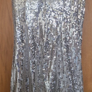 Silvrig paljettklänning  - EVERWIN Fashion by Win Silver paljettklänning (kort) Stl. M (Eur 38) 40 SEK