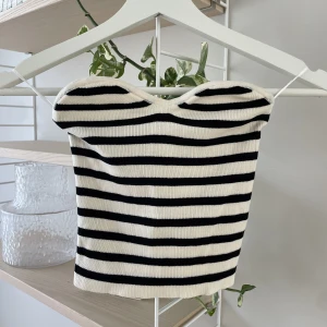 Helt ny tubtopp från H&M - Randig tubtopp från H&M, inköpt i Nicosia - Cypern. Lappen är borttaggen men plagget är endast provat.