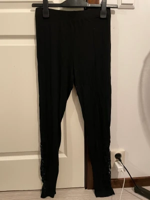 Svarta tights - Svarta tights med spets detalj längst ner vid anklarna. Använt någon gång hemma?