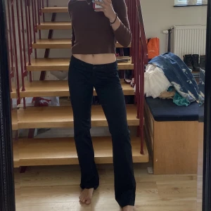 Svarta vintage kostymbyxor - Hej!   Ett par svarta vintage kostymbyxor från gamla mango. Så najs och stilrena🤩  Rensar garderoben och säljer ut en massa kläder! Samfraktar gärna, priset är diskuterbart vid snabb affär!❤️