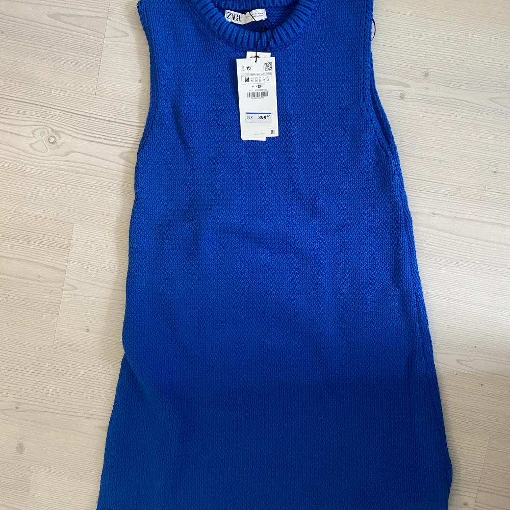 Jättesöt klänning från Zara oanvänd! Nypris 399, finns inte kvar! Lite 60-tals modell🦋. Klänningar.