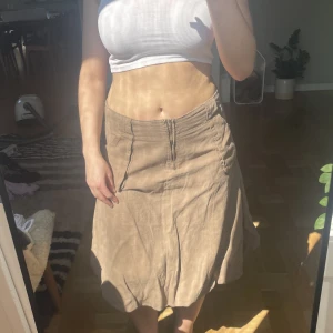 Midi kjol - Brun midi kjol med lite cargo feeling. Assnygg