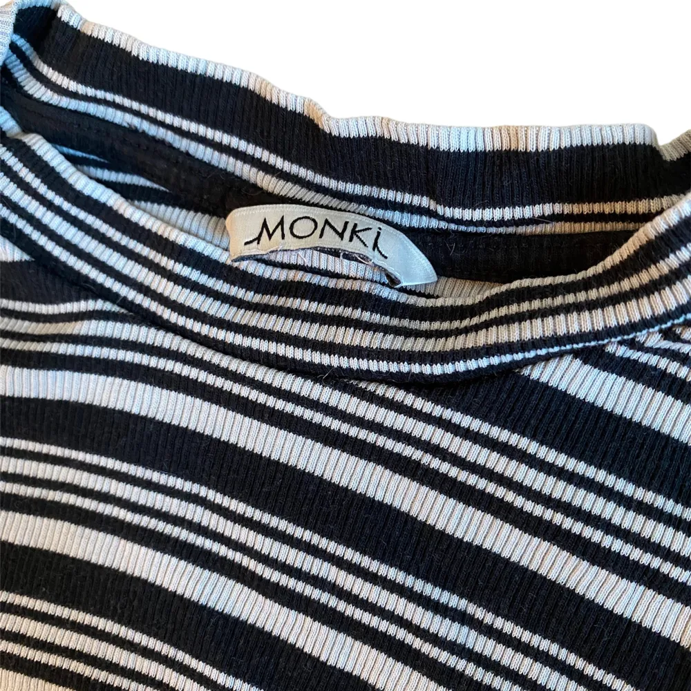 Fin randig tröja från Monki i storlek XS. Är i väldigt bra skick!! (97% Cotton, 3% Elastan). T-shirts.