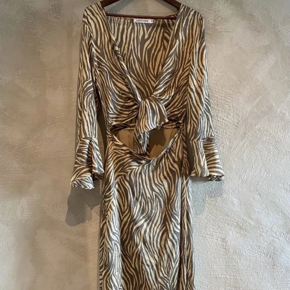 Slutsåld riviera midi dress i Zebra print från Adoore :) Fint skick! . Klänningar.