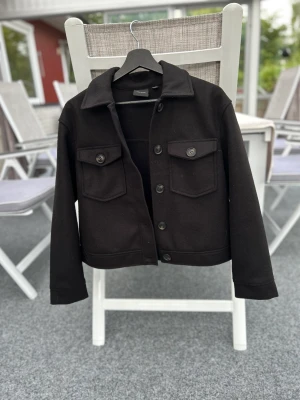 Vår jacka  - En fin vår jacka från vero Moda som är i storlek M, säljer pågrund av att den aldrig kom till andvändning. Den är i super bra skick och nästan som ny. Tar gärna swich❤️