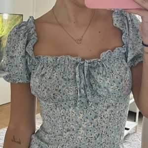 blommig klänning🌸🌸 - Jätte gullig blå blommig klänning, användt endast enstaka gånger så i väldigt fint skick💙 