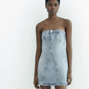 Zara jeansklänning  - Köpte online därav säljer jag då den var lite för stor i bysten, annars var den sååå snygg hade lätt bytt men den är slutsåld nu…. Helt ny såklart med prislapp kvar! 