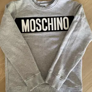 Sweatshirt från Moschino, storlek 152, smal passform, bra skick, använd ett fåtal gånger. 