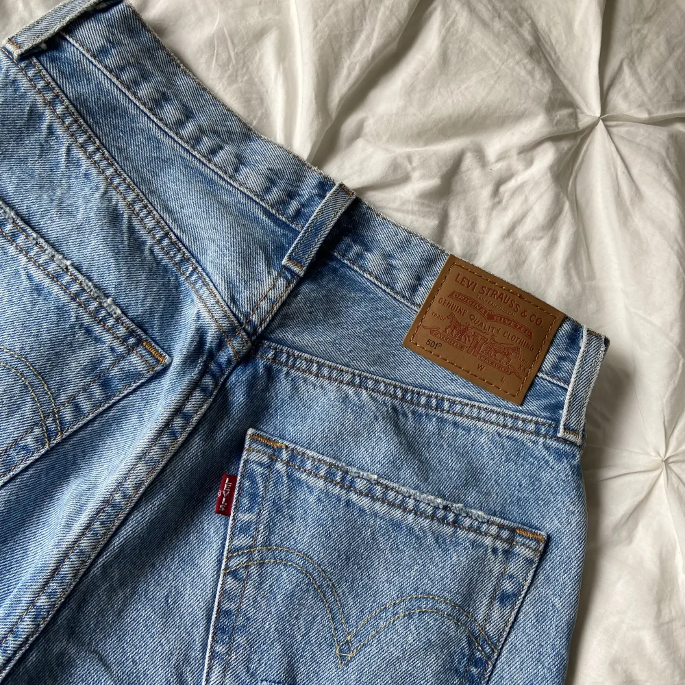 Jätte snygga jeans med slitningar från Levi’s, modell 501. Storlek 24/32. Passar nog även 25/32 beroende på hur du vill att de sitter. Helt nya och aldrig använda utöver testade!!. Jeans & Byxor.