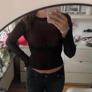 Svart topp - Svart topp från zara med randigt och genomskinligt tyg🥰 Storlek S, 150kr