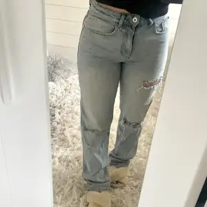 Snygga nästan oanvända jeans från Asos egna märke Collusion. Se sista bilden för storleken, men skulle säga att de är ungefär en S/M🫶🏼