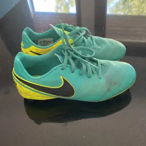 Säljer ett par urvuxna Nike fotbollskor de är smutsiga för att jag inte orkar tvätta de men de är i väldigt fint skick.