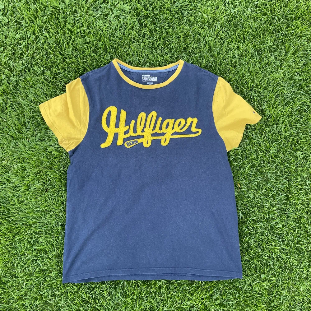 En Tommy Hilfiger t-shitt i riktigt bra skick. Inköpt i i en officiell Hilfiger butik. Storlek S.. T-shirts.