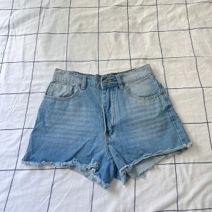 Jeansshorts  - Korta jeansshorts i nytt skick 