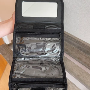 Svart necessär  - Oanvänd svart necessär, för bara 45kr❤️ 