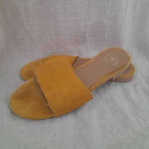 Slip-ins från Indiska - Fina och sköna slip-ins från Indiska. Fin modell som inte säljs längre. Välanvända men har mer att ge :)