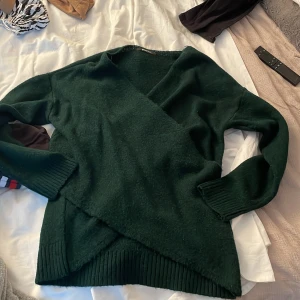 Stickade tröjor Gina tricot - Väldigt fina och sparsamt använda stickade tröjor från Gina Tricot. Strl xs på båda utan defekter🫶  Kommer i paketpris billigt! Hör av er vid ytterligare frågor🫶
