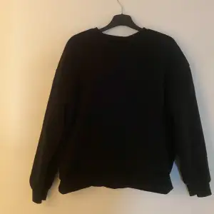 Säljer min svarta sweatshirt som är lite kortare i modellen. Jättefin och i väldigtgod skick!