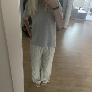 Linnebyxor midwaist - Så så fina linnebyxor från NA-KD. Sparsamt använda och sitter som mid waist. Bra i längden på mig dom är 1,73